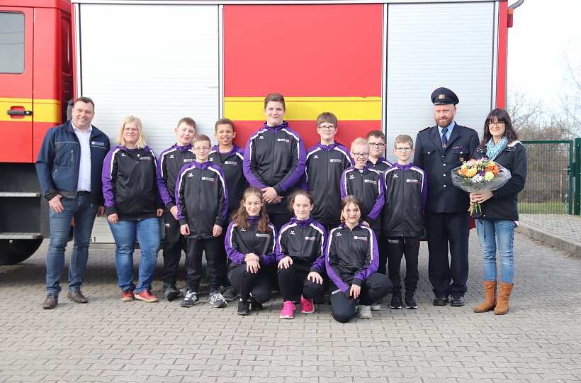 Firma Multimon Industrieanlagen GmbH stattet Sallgaster Jugendwehr mit Trainingsanzügen und T-shirts aus. , ©Amt Kleine Elster