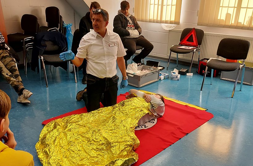 Die Neuntklässler der Grund- und Oberschule Massen belegen im Rahmen ihres Feuerwehr-Wahlpflicht-Unterrichts einen Erste-Hilfe-Kurs unter Anleitung des DRK. (Foto: Sarah Große), ©Amt Kleine Elster