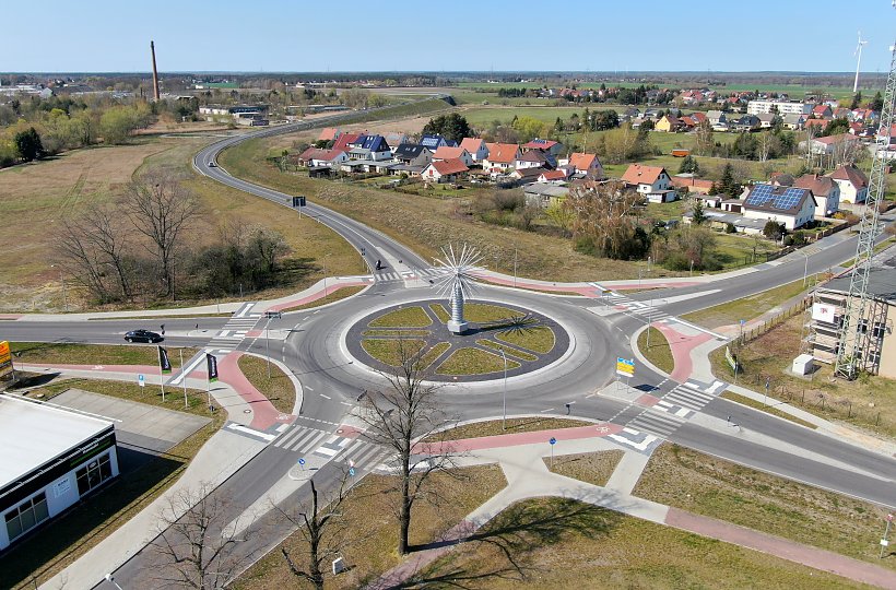 Massen, Großer Kreisverkehr, B96, Gewerbegebiet, Stählerne Pusteblume, ©Dirk Richter, AKE