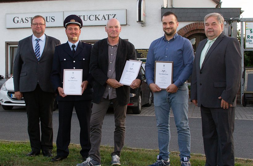 Amtsdirektor Marten Frontzek (links) und Amtsausschussvorsitzender Frank Tischer (rechts) überreichten die SilberElstern an die Preisträger Robert Peschmann von der Freiwilligen Feuerwehr Göllnitz, Andreas Perl aus Babben in Vertretung für seinen Vater Gerhard Perl sowie Robin Tischer vom Verein „Unser Göllnitz“ e.V.. (Foto: Sarah Große), ©Amt Kleine Elster