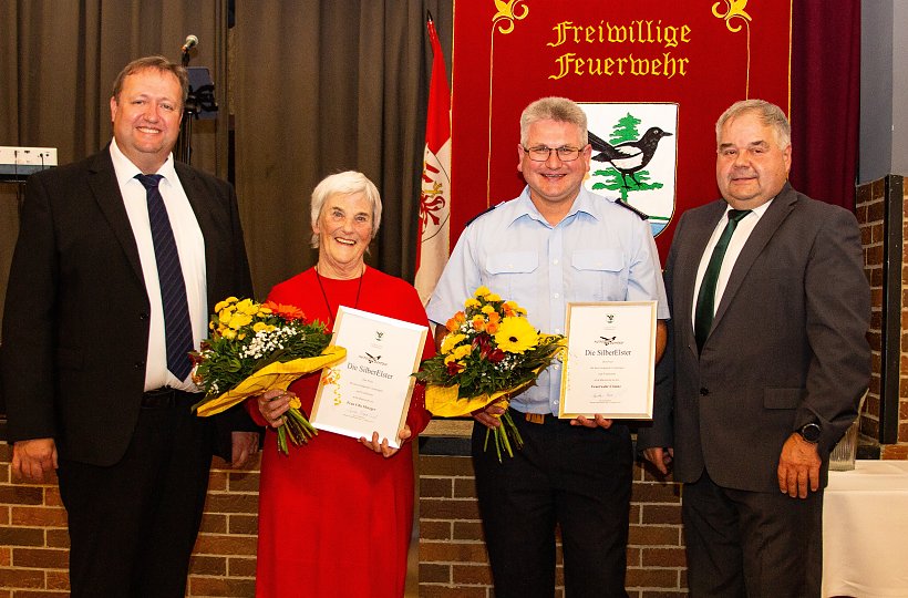 Preisträger SilberElster 2025, (von links) AD Marten Frontzek, Ulla Metzger, Alexander Henschke, Frank Tischer, © Amt Kleine Elster Preisträger SilberElster 2025, (von links) AD Marten Frontzek, Ulla Metzger, Alexander Henschke, Frank Tischer, © Amt Kleine Elster